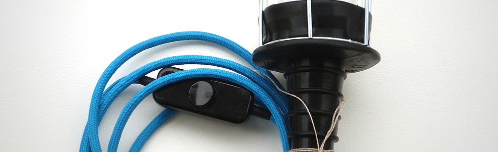 designerlampe mit blauem kabel