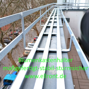 schmiedeeiserner Blumenkastehalter für Gründerzeithaus in Berlin Schöneberg