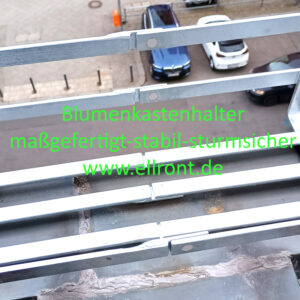 schmiedeeiserner Blumenkastehalter für Gründerzeithaus in Berlin Schöneberg