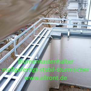 schmiedeeiserner Blumenkastehalter für Gründerzeithaus in Berlin Schöneberg