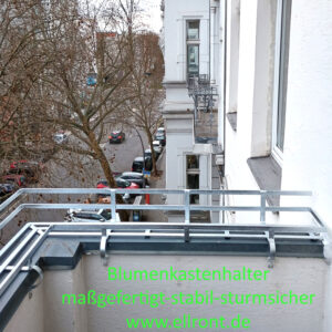 schmiedeeiserner Blumenkastehalter für Gründerzeithaus in Berlin Schöneberg