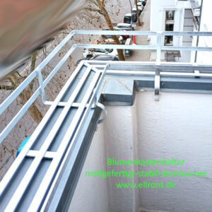 schmiedeeiserner Blumenkastehalter für Gründerzeithaus in Berlin Schöneberg