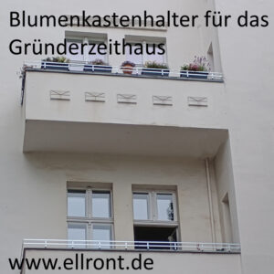 Ein Gründerzeithaus mit Blumenkastemhaltern aus verzinktem Metall in Berlin Schöneberg.