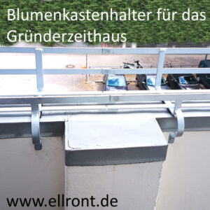 Der Blumenkübelhalter an dem Balkon eines Gründerzeithauses in Berlin.