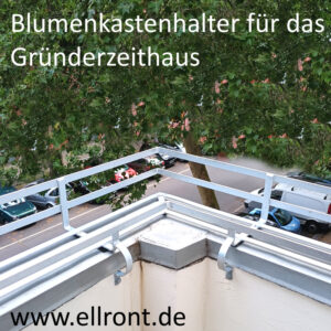 Das Bild zeigt einen Blumenkastenhalter an einem Altbaubalkon in Berlin Schöneberg.